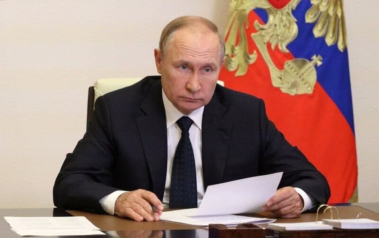 ロシアのプーチン大統領は２５日、軍の総定員を来年１月１日付で１９０万人から２０４万人に拡大する大統領令に署名した。提供画像（２０２２年　ロイター）