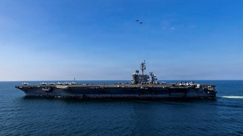 写真は米海軍のニミッツ級航空母艦「エイブラハム・リンカーン」。3月3日撮影。U.S. Navy/Handout via REUTERS