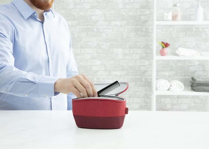 水洗いできない日用品も清潔に保てる。赤と白の2色を展開。「ポータブルバックUV除菌器」赤（約268g、H12cm×W8.5cm×L21cm）￥11,980（税込、2020年7月上旬発売予定）／完実電機 TEL：050-3388-6838