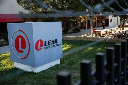 ５月７日、    米国の自動車部品メーカーは、世界的に半導体不足が深刻化する中、自動車大手による追加減産を警告した。　メキシコのシウダードフアレスにある自動車部品大手リア・コーポレーションの施設で２０２０年４月撮影（２０２１年　ロイター/Jose Luis Gonzalez）