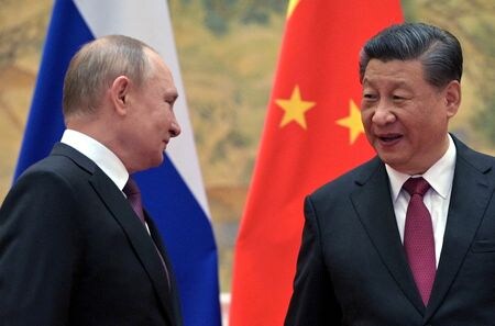中国の習近平国家主席は２５日、ロシアのプーチン大統領と電話会談し、ウクライナ危機について、ロシアがウクライナと対話を通じて解決を目指すことを支持すると述べた。写真は２月４日、北京で撮影。（２０２２年　Sputnik/Aleksey Druzhinin/Kremlin via REUTERS）