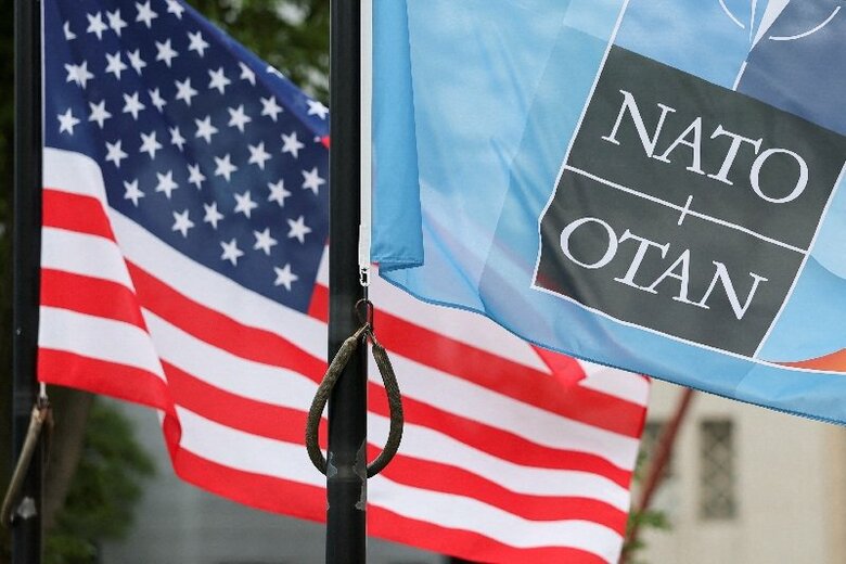 北大西洋条約機構（ＮＡＴＯ）と米国の国旗。2025年6月撮影。REUTERS/Toby Melville/File Photo