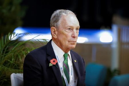 　米ブルームバーグＬＰを所有する実業家、マイケル・ブルームバーグ氏（写真）が、ＷＳＪを発行するダウ・ジョーンズか、ワシントン・ポストの買収に関心を示していると報じられたことについて、ブルームバーグＬＰの広報担当者は、どちらの買収にも関心はないとツイッターに投稿した。写真はグラスゴーで２０２１年１１月撮影（２０２２年　ロイター／Phil Noble）