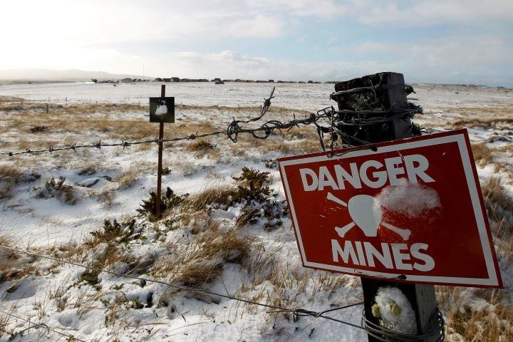戦後30年の2012年に撮影されたフォークランド諸島の地雷原　Enrique Marcarian-REUTERS