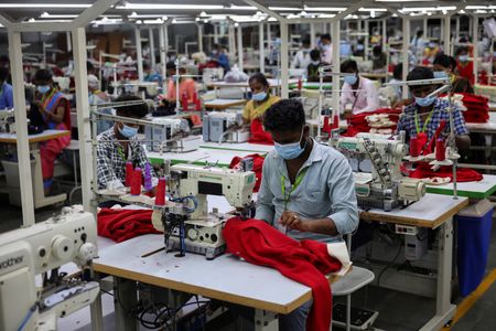 インド政府はトランプ米政権の関税措置を巡る同国との交渉で、「現在と今後の」関税引き上げの適用を免れるため、米国との関税率の差を現在の１３％近い水準から４％未満に大幅に縮小することを提案した。４月２２日、タミルナードゥ州南部の工場で撮影（２０２５年　ロイター/Francis Mascarenhas）