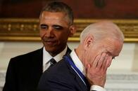オバマ、バイデン副大統領に最後のサプライズで勲章を授与