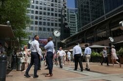 英雇用冷え込み急速、正規採用44カ月連続減＝調査