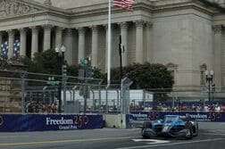 トランプ氏、建国250周年行事締めくくる　首都で自動車レース