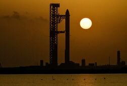 スペースＸ、米南部に「スターシップ」発射施設建設へ　1000億ドル投資