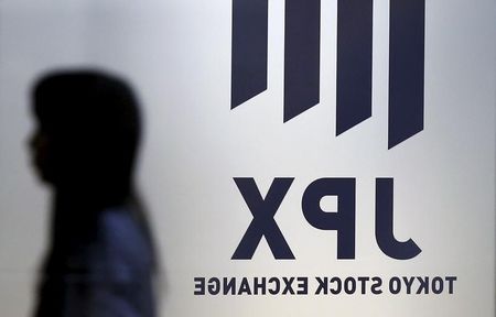 １月７日、寄り付きの東京株式市場で、日経平均株価は前営業日比５１円５５銭安の１万８１３９円７７銭となり、４日続落して始まった。東京証券取引所で昨年７月撮影（２０１６年　ロイター/TORU HANAI）