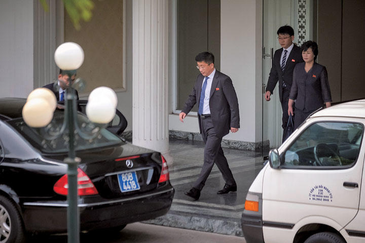 2月にハノイで米側との事前協議に臨んだ金革哲（中央）　LINH PHAM／GETTY IMAGES