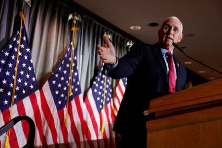 　２０２１年１月６日の米議会襲撃を巡り、ペンス前副大統領（写真）は事件発生までにトランプ前大統領と交わした会話について連邦大陪審に出頭して証言する必要がある――。米議会図書館で２月撮影（２０２３年　ロイター/Jonathan Ernst）