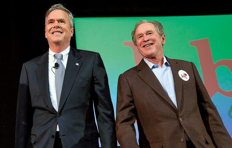 16年の大統領選ではジェブ・ブッシュ（左）にとって兄の存在がお荷物に？　Spencer Platt/GETTY IMAGES