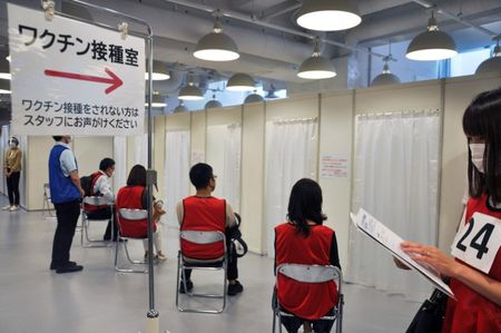 ソフトバンクグループは１１日、従業員を対象とする新型コロナウイルスワクチン職域接種のリハーサルを行った。写真はリハーサルの様子（２０２１年　ロイター／Shinji Kitamura）