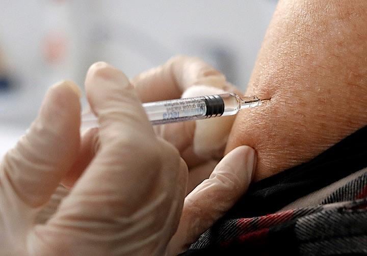 ウイルスは変異するため、予防接種の開発や製造がその変化についていけないことも。REUTERS/Eric Gaillard