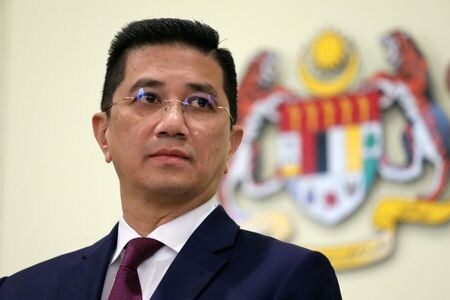 　５月１３日、マレーシアのアズミン・アリ貿易産業相（写真）は、ロイターのインタビューに応じ、米国が提唱するインド太平洋経済枠組み（ＩＰＥＦ）は歓迎すべき構想としながらも、既に発効した地域的な包括的経済連携（ＲＣＥＰ）の方が外国企業の投資誘致で即座に大きな機会を見込めるとの認識を示した。写真はマレーシアのプトラジャヤで２０２０年３月撮影（２０２２年　ロイター／Lim Huey Teng）