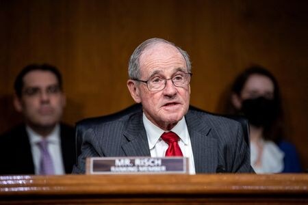 　６月１５日、米議会の超党派議員は、制裁で凍結されているロシアの資産を、同国の侵攻を受けるウクライナの支援に円滑に活用できるようにする法案を提出した。写真はジム・リッシュ議員。昨年４月ワシントンでの代表撮影（２０２３年／ロイター）