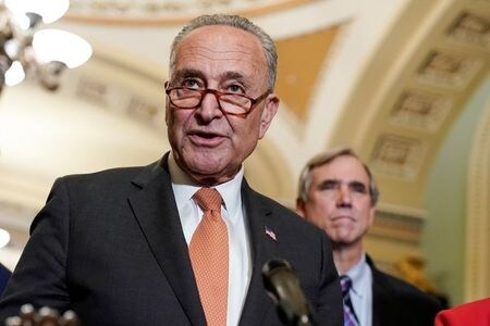 ６月２２日、米上院は選挙改革法案に関する手続き上の投票を行った。写真は米議会で記者団の取材に応じるシューマー院内総務（２０２１年　ロイター/Joshua Roberts）