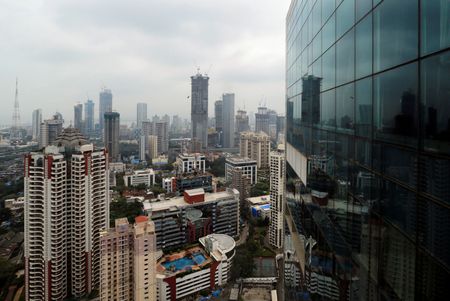 ヘッジファンド各社が、これまで世界の投資家から長年敬遠されてきたインド市場への参入や事業拡大を急いでいる。写真はムンバイで２０１７年６月撮影（２０２３年　ロイター／Danish Siddiqui）