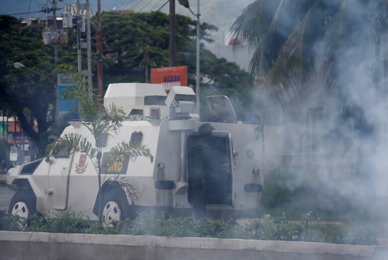 ８月６日、ベネズエラ当局は、同国バレンシア市近郊にある軍の基地で発生した小規模な反乱を鎮圧し、マドゥロ政権への「テロ攻撃」を企てたとして７人を拘束した。写真はベネズエラ北部バレンシアで催涙ガスを使う治安部隊（２０１７年　ロイター/Andres Martinez Casares）