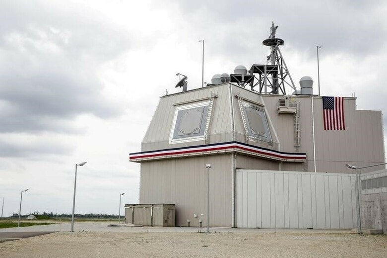 １２月１９日、政府は、地上配備型の新たな迎撃ミサイルシステム「イージス・アショア」の導入を決定した。北朝鮮が昼夜問わず弾道ミサイルを発射する中、常時警戒できる態勢を整える。写真はルーマニアのデベセル空軍基地に配備された「イージス・アショア」のデッキハウス。２０１６年５月撮影（２０１７年　ロイター/Inquam Photos/Adel Al-Haddad）