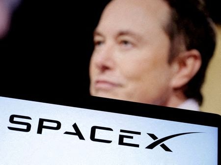 　米実業家イーロン・マスク氏は８日、同氏が率いる宇宙企業スペースＸは、補給や人手に頼らずに自力で発展していく都市を月面に作る構想に軸足を移したと明かした。写真はイーロン・マスク氏とスペースＸのロゴ。２０２２年１２月撮影（２０２６年　ロイター／Dado Ruvic）