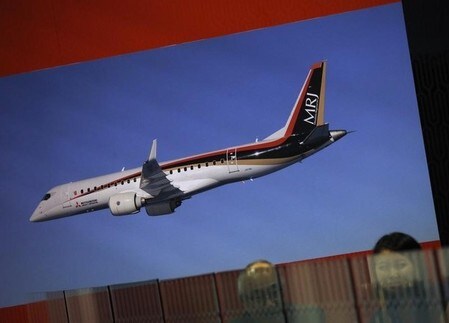 　１０月１日、三菱重工業傘下の三菱航空機が開発中の国産ジェット旅客機「ＭＲＪ（三菱リージョナルジェット）」について、２０１８年半ばに予定している初号機の納入が遅れる可能性があることを顧客の航空会社に通知していたことが分かった。写真は、シンガポール・エアショー展示会場のＭＲＪブース。2月撮影（２０１６年　ロイター/Edgar Su）