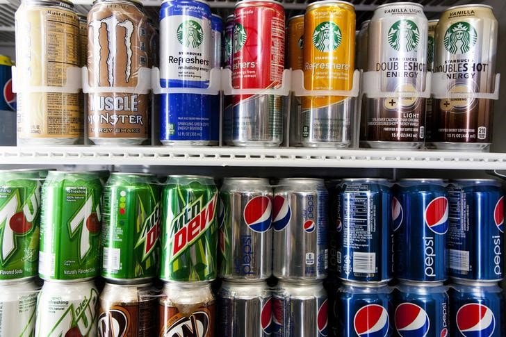 ６月５日、米シアトル市議会は、消費者向けに販売される炭酸飲料などの糖分入り飲料に特別税を付加する案件を、７対１で可決した。６日に市長が署名する。写真はサンディエゴで２０１４年２月撮影（２０１７年　ロイター／Sam Hodgson）