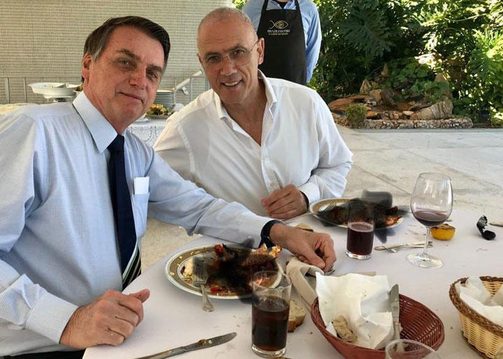 いけないモノを食べていたブラジルのボルソナロ大統領（左）とシェリー・イスラエル大使　Israeli Embassy in Brazil/Twitter