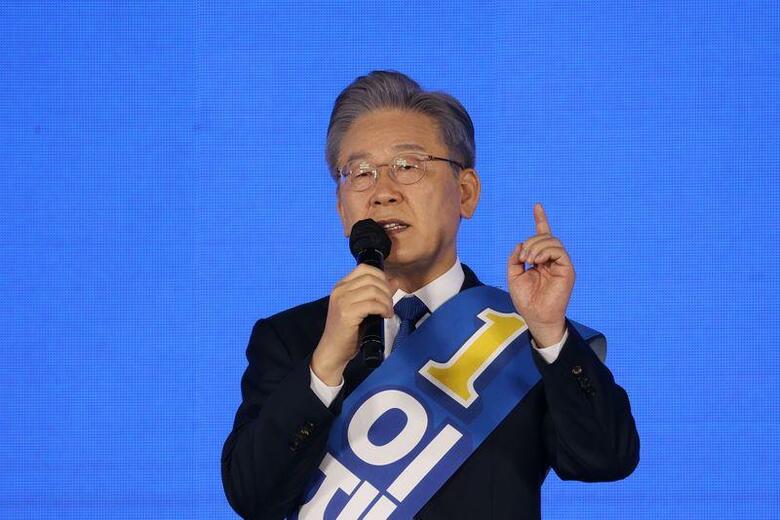 韓国の与党「共に民主党」は10月10日、来年3月の大統領選の公認候補を決める予備選の結果、李在明・京畿道知事を選出した。ソウルで代表撮影（2021年　ロイター/Kim Hong-Ji）