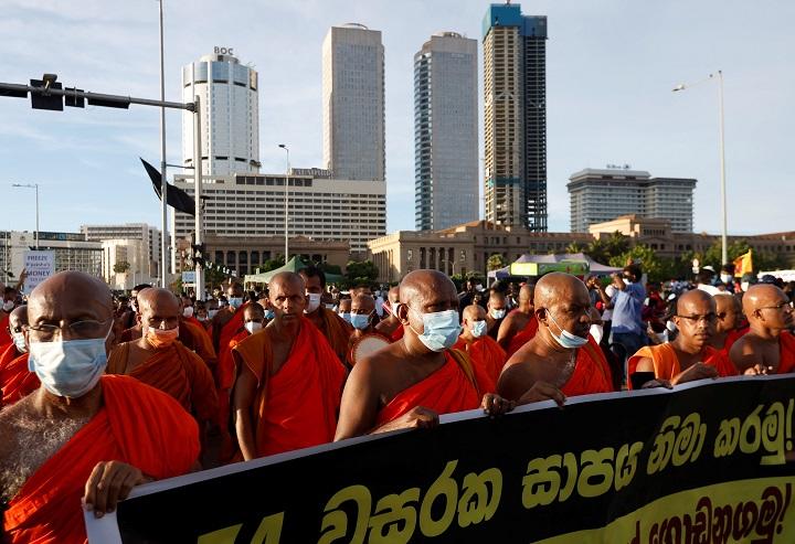 コロンボの大統領官邸そばで反政府抗議デモに参加する仏教僧（2022年4月15日）　Navesh Chitrakar-REUTERS