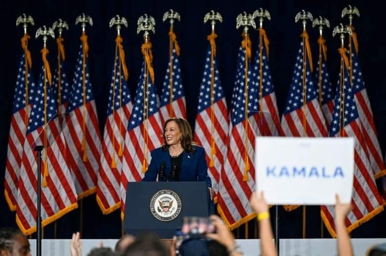 ロイター／イプソスの世論調査から、１１月の米大統領選に向けて民主党の大統領候補となる見込みのハリス副大統領（写真）の支持率が、共和党の大統領候補に指名されたトランプ前大統領をリードしていることが分かった。（２０２４年　ロイター/Vincent Alban）