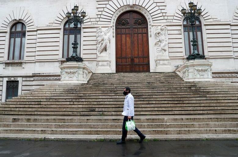 イタリアは、新型コロナウイルスの感染拡大阻止に向けたロックダウン（都市封鎖）を5月4日以降、段階的に解除する計画について週内に発表する見通し。ローマで20日撮影（2020年　ロイター/Guglielmo Mangiapane）