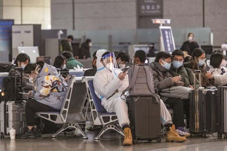 中国政府が新型コロナの感染急拡大についてほとんど伝えないなか、上海の鉄道駅では防護服に身を包んで列車を待つ人の姿も（12月12日）　QILAI SHEN/GETTY IMAGES