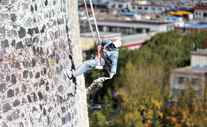 年に1度の外壁の塗り替えが始まった　VCG／GETTY IMAGES