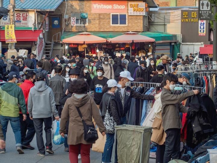 ソウル鐘路区のガラクタ市にて　　4月18日　撮影：佐々木和義