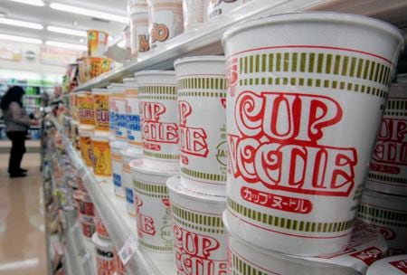 　１１月９日、日清食品ホールディングスは２０２４年３月期連結業績予想（国際会計基準）を上方修正すると発表した。写真は同社の「カップヌードル」。２００６年１１月、都内のコンビニエンスストアで撮影（２０２３年　ロイター/Yuriko Nakao）