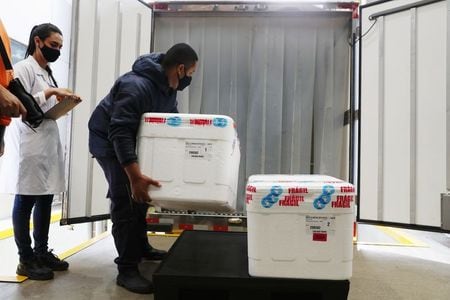 　ブラジル全土で１月１８日、中国のシノバック・バイオテック（科興控股生物技術）が開発した新型コロナウイルスワクチンの接種が始まった。写真はシノバックのワクチンを運ぶ人、サンパウロで撮影（２０２１年　ロイター/Amanda Perobelli）