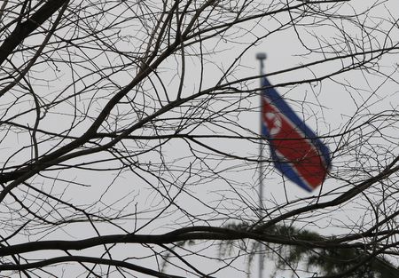 　北朝鮮は日本に対し、長距離ミサイルを九州地方に配備しないよう警告し、そのような攻撃能力は北東アジアの「緊張を絶えず高める」ことになると非難した。国営の朝鮮中央通信（ＫＣＮＡ）が２０日に伝えた。写真は北朝鮮の旗。北京の大使館で２０１２年１２月撮影（２０２５年　ロイター/Jason Lee）