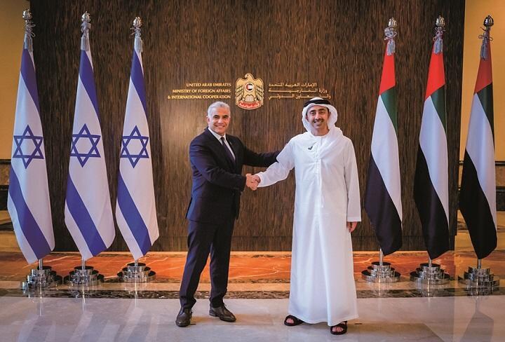 イスラエルのラピド外相（左）とUAEのアブダッラー外相　WAMｰHANDOUTｰREUTERS