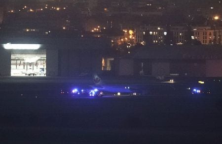 カナダの航空最大手エア・カナダ８３７便（ボーイング７６７ー３００型機）が３日、カナダのトロントに向けスペインのマドリード空港を離陸直後、エンジントラブルを起こしたため、空港に引き返し緊急着陸した。写真は着陸したエア・カナダ機（２０２０年　ロイター/SUSANA VERA）