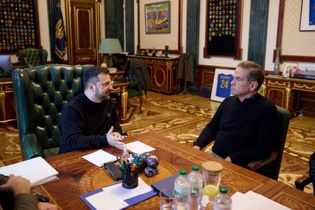 ウクライナのゼレンスキー大統領は２０日、米メディア大手フォックス・コーポレーションのラクラン・マードック最高経営責任者（ＣＥＯ）と首都キーウで会談し、世界の関心をウクライナでの戦争につなぎ留めておく上で同氏の訪問は重要だと述べて感謝の意を表明した。写真は２０日撮影のゼレンスキー氏とマードック氏。ウクライナ大統領府（２０２３年　ロイター）