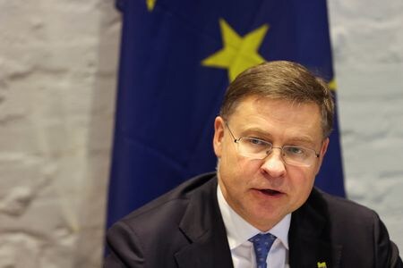　４月１８日、欧州連合（ＥＵ）の執行機関である欧州委員会のドムブロフスキス上級副委員長（写真）は、中国が兵器製造に使用される可能性のある部品をロシアに供給している兆候が見られるとし、ウクライナ戦争に反対する西側の決意が弱まれば、中国が出荷を増やす懸念があると表明した。写真は５日、ベルギー・ルーベンで代表撮影（２０２４年　ロイター）