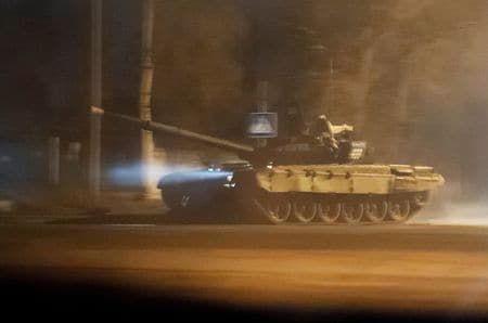２月２５日、米国防総省高官はロシアはウクライナ侵攻にあたり、首都キエフへの進撃を含め、想定より大きな抵抗を受けているとし、勢いが一部失われているように見えるとの認識を示した。写真は２月２２日、ウクライナ東部のドネツク市を走行する戦車（２０２２年　ロイター／Alexander Ermochenko）