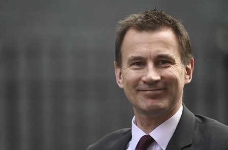 　６月２８日、英国のジェレミー・ハント保健相は、キャメロン首相の後任レースに出馬することを真剣に検討していると表明した。ロンドンで２月撮影（２０１６年　ロイター／Toby Melville）