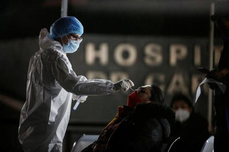 　メキシコ保健省によると、２３日に国内で確認された新型コロナウイルスの新規感染者が１万６１３３人となり、２月下旬以来最多を記録した。写真はメキシコ市での検査の様子。１月撮影（２０２２年　ロイター／Gustavo Graf）