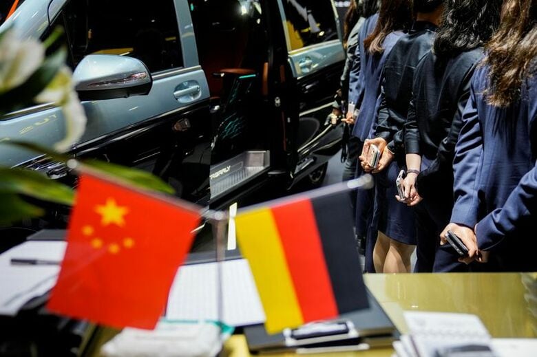 中国・上海で開催された「上海モーターショー」の会場内に掲げられた中国とドイツの国旗。2023年4月撮影。REUTERS/Aly Song