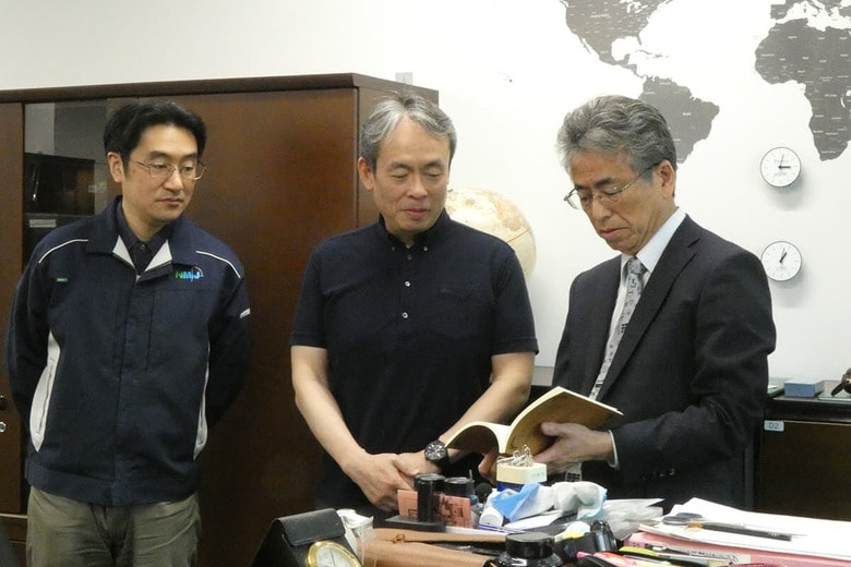 左から産総研計量標準総合センター・工学計測標準研究部門長さ標準研究グループ・研究グループ長の堀泰明氏、同工学計測標準研究部門首席研究員（質量標準研究グループ兼務）の倉本直樹氏、今回インタビューに応じた同総合センター長の臼田孝氏　筆者撮影