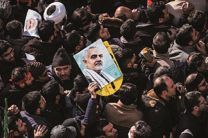 ソレイマニの葬儀には数万人が押し寄せた（1月6日、テヘラン）　MORTEZA NIKOUBAZLーNURPHOTO／GETTY IMAGES