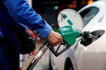 　７月２５日、原油先物価格はアジア時間の取引で下落。中国の需要減退懸念に加え、パレスチナ自治区ガザの停戦交渉が進展するとの期待による供給不安の後退で売りが先行している。写真は中国の上海にあるガソリンスタンドで２０１７年１１月撮影（２０２４　ロイター／Aly Song）